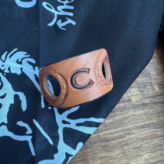 Personalisierbarer Tuchring aus Leder auf einem coolen Hintergrund mit kreativem Design.