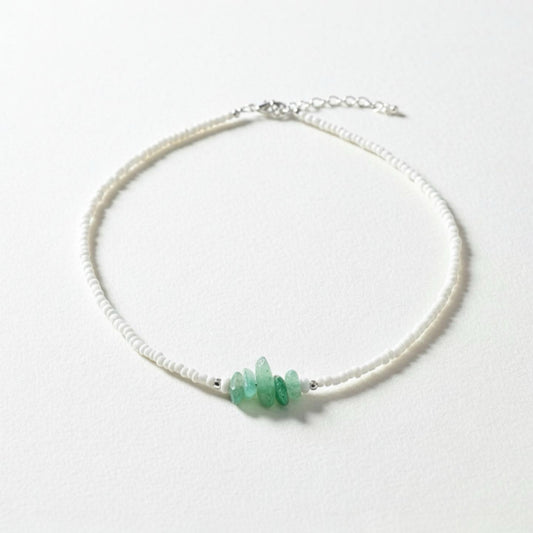 Dünne Perlenkette aus weißen und grünen Jadeschmuck, 925er Silber, elegant für Festivals und Strand.