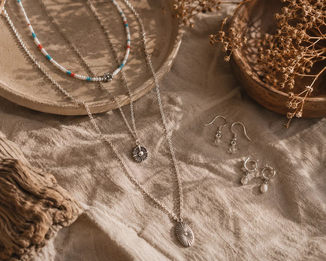 Layering-Schmuck richtig stylen: So kombinierst du Ketten &amp; Ohrringe