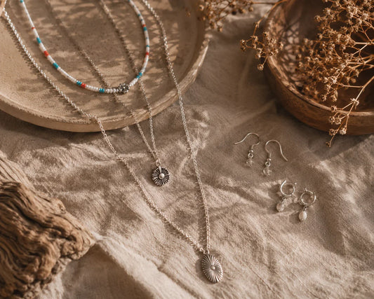 Layering-Schmuck richtig stylen: So kombinierst du Ketten &amp; Ohrringe
