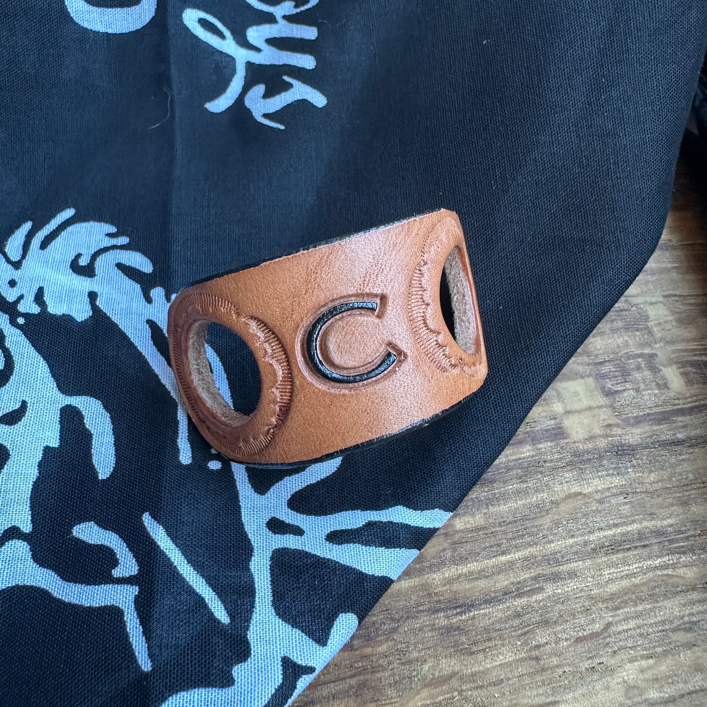 Personalisierbarer Tuchring aus Leder auf einem coolen Hintergrund mit kreativem Design.