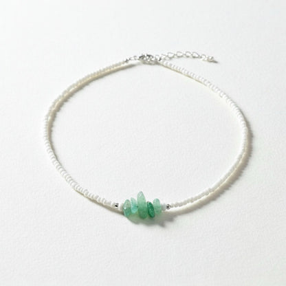 Dünne Perlenkette aus weißen und grünen Jadeschmuck, 925er Silber, elegant für Festivals und Strand.