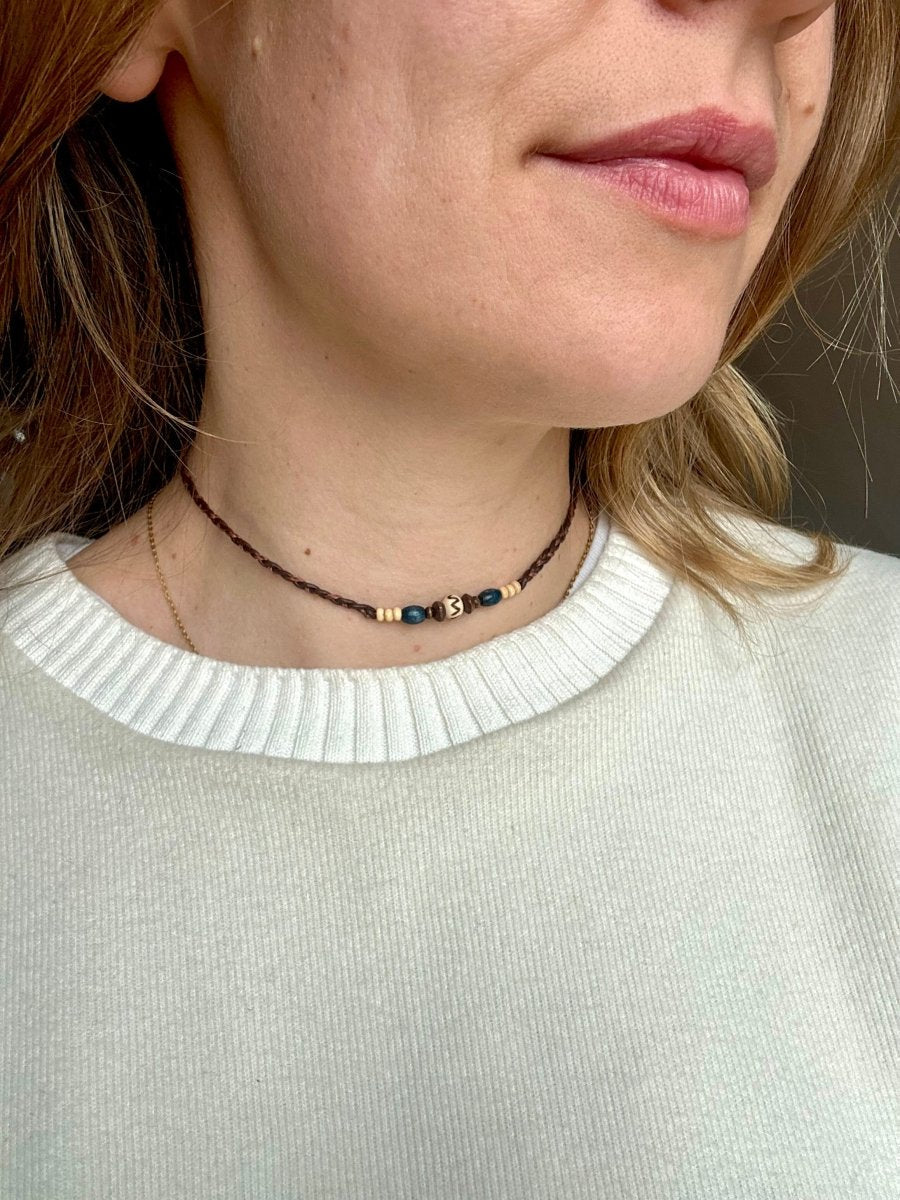 Holzkette Indigo getragen, verstellbare Kette mit Holzperlen – Spitzstock
