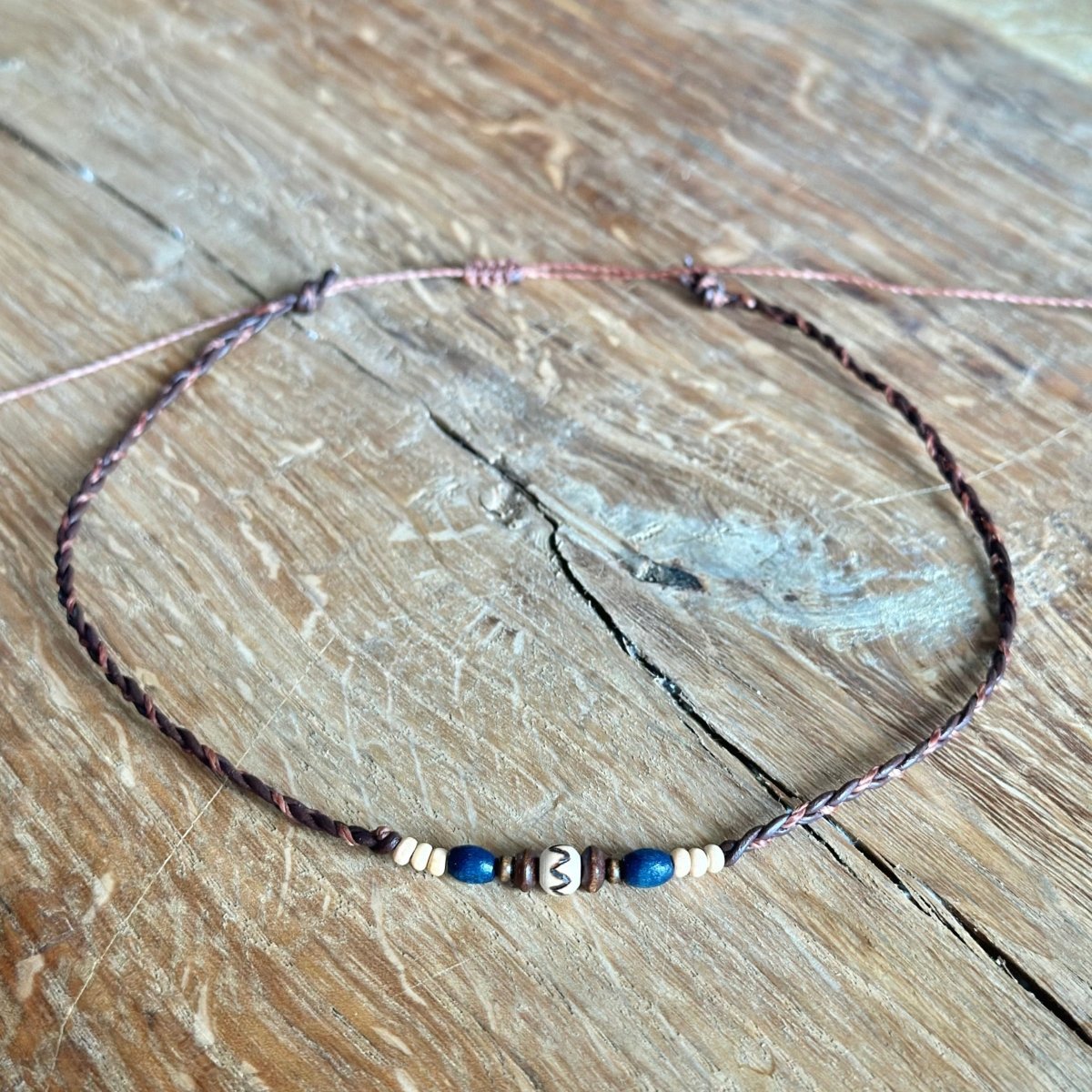 Holzkette Damen mit blauen Holzperlen und geflochtenem Leder – Naturschmuck von Spitzstock