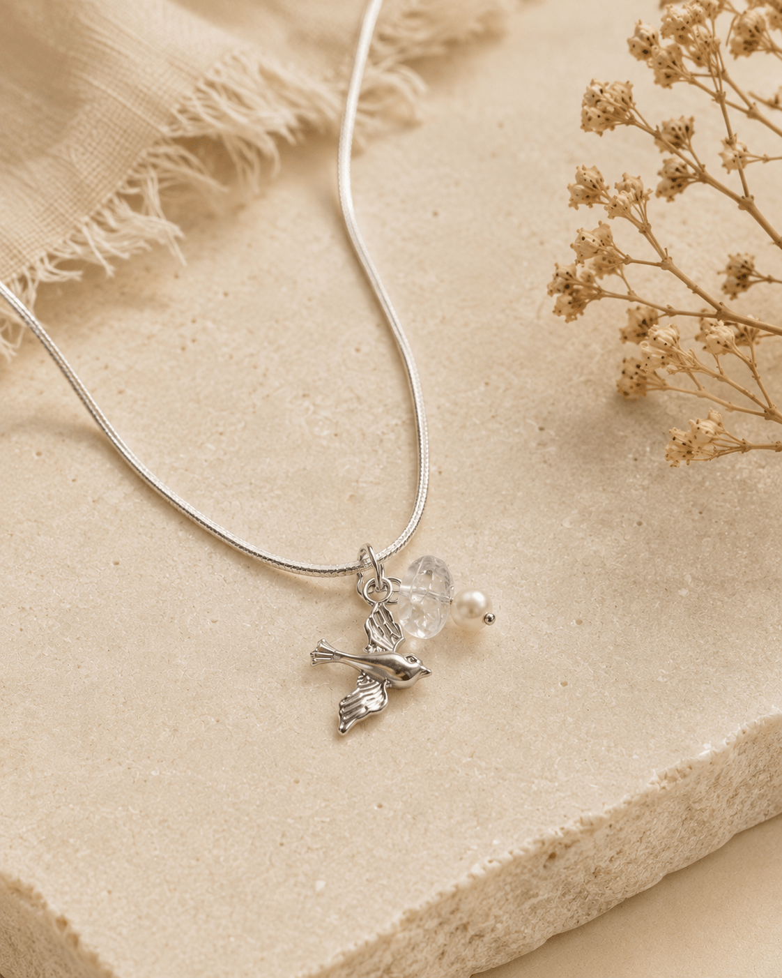 Kette mit Bergkristall und Taube aus 925er Silber – filigraner Boho Schmuck von Spitzstock