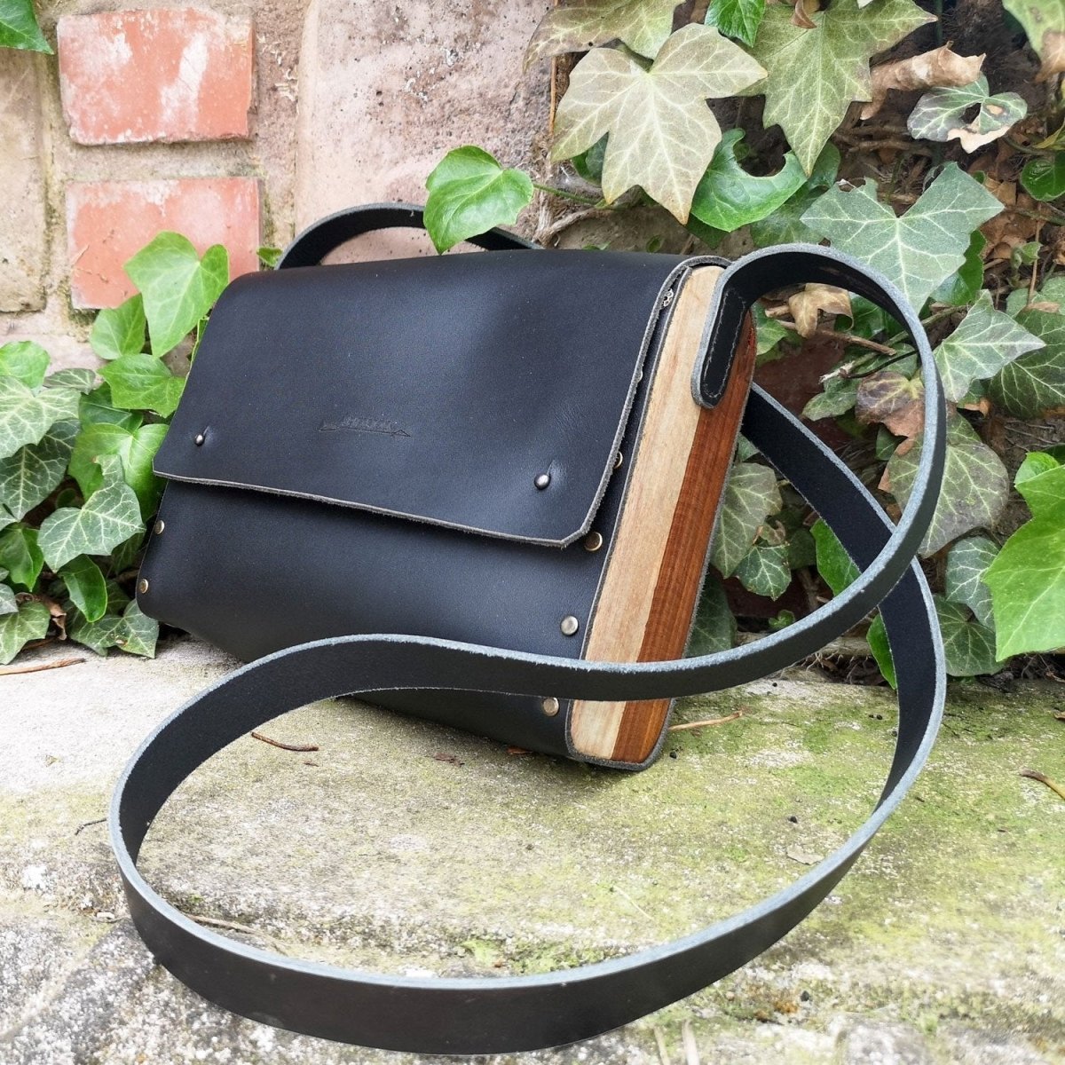 Handgefertigte Leder-Holz-Tasche „Black Rosewood“ – Exklusive Unikat-Handtasche aus Rindslede - Handtasche