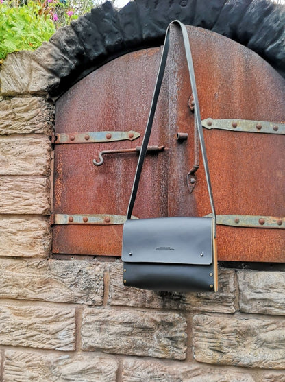 Handgefertigte Leder-Holz-Tasche „Black Rosewood“ – Exklusive Unikat-Handtasche aus Rindslede - Handtasche