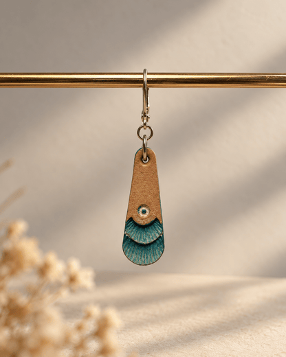 Leder Ohrringe mit Muschel-Motiv, handbemalt – Fenna - Ohrring
